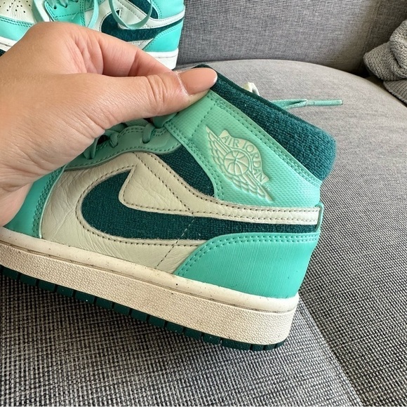 Nike Air Jordan 1 Mid Sneakers Bleached Turquoise Lace Up Style Size 5 Women’s - Picture 8 of 10